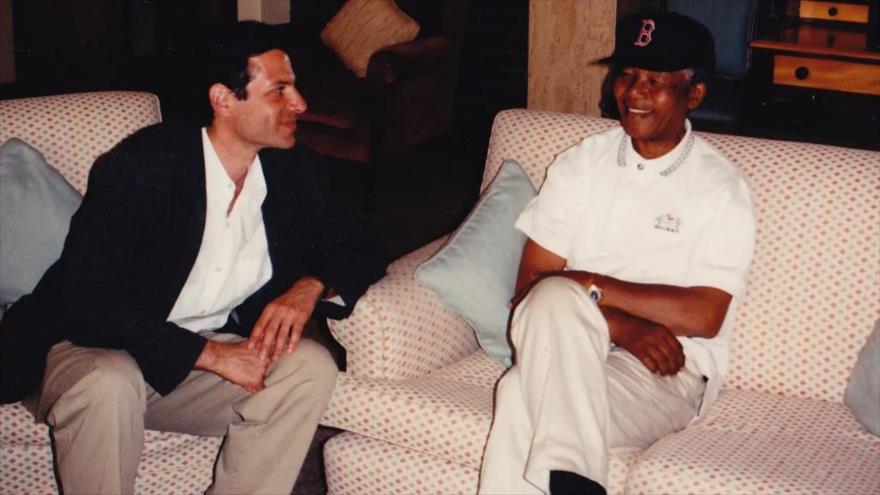El líder sudafricano antiapartheid Nelson Mandela (drcha.) y el colaborador de su autobiografía Richard Stengel.