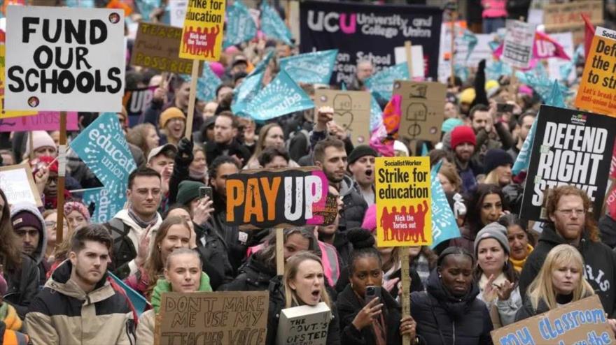 Profesores británicos salen a las calles de Londres, la capital, para reclamar mejores salarios, 1 de febrero de 2023.