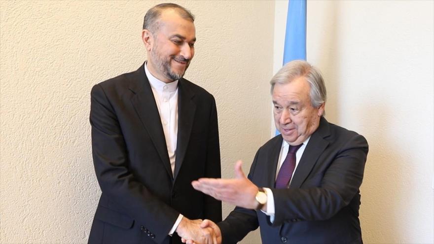 Canciller de Irán, Hosein Amir Abdolahian, (Izq.) junto al secretario general de la ONU, Antonio Guterres, Ginebra, Suiza, 27 de febrero de 2023. 