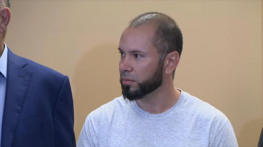 El piloto cubano Rubén Martínez, de 29 años (centro), en Florida, Estados Unidos.
