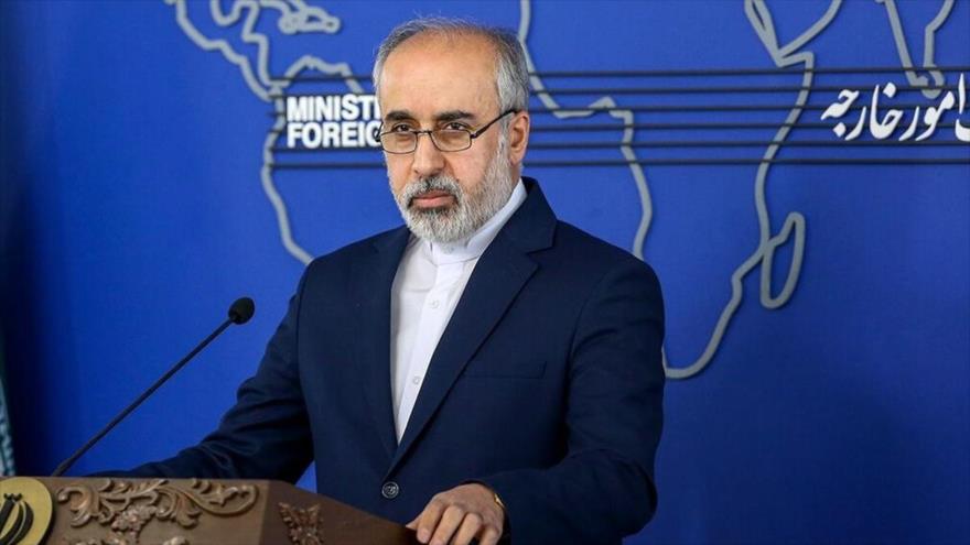 El portavoz de la Cancillería iraní, Naser Kanani, habla con la prensa, Teherán.