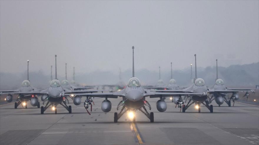 Los aviones de combate F-16 realizan un ejercicio en Taiwán, 5 de enero de 2022. (Foto: Reuters)