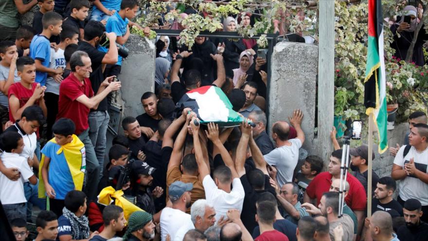 La gente lleva el cuerpo de un joven palestino, asesinado por las fuerzas israelíes, en la Cisjordania ocupada, 10 de octubre de 2022. (Foto: Reuters)