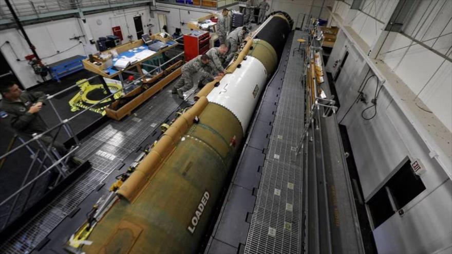 Un misil balístico intercontinental (ICBM) en la Base de la Fuerza Aérea de Vandenberg, California, Estados Unidos.