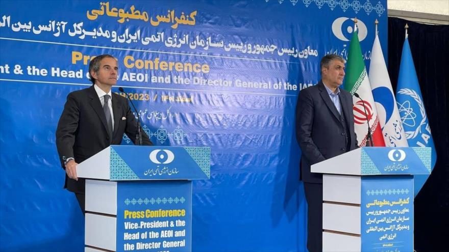 El jefe de Organización de Energía Atómica de Irán, Mohamad Eslami, (dcha.) y el director general de la AIEA, Rafael Grossi, Teherán, 4 de marzo de 2023.