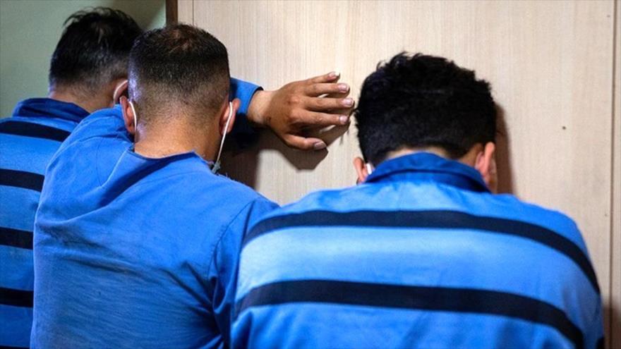 Hombres que pretendían prender fuego a una escuela secundaria en Teherán, capital de Irán, detenidos por las fuerzas de seguridad del país.