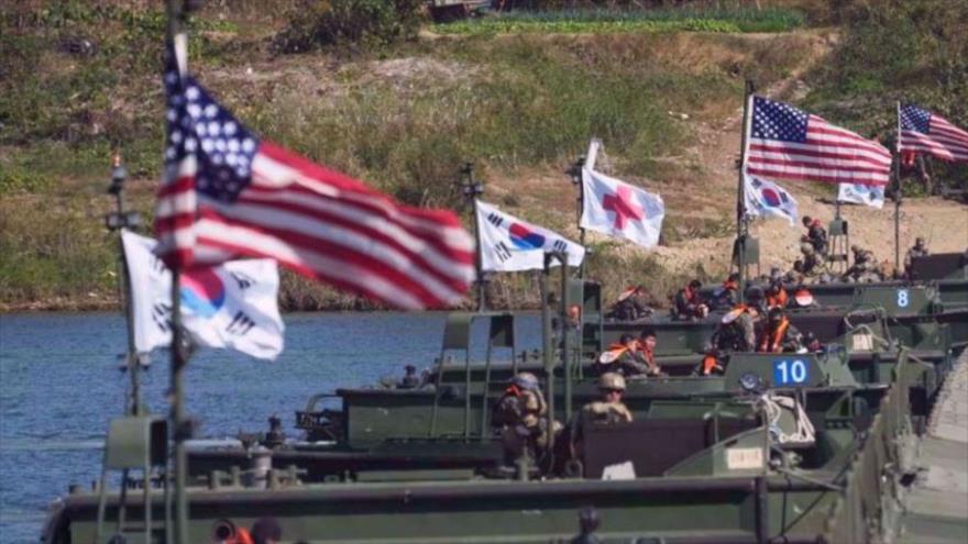 Fuerzas militares de EE.UU. y Corea del Sur en un simulacro conjunto en aguas surcoreanas, 19 de octubre de 2022.