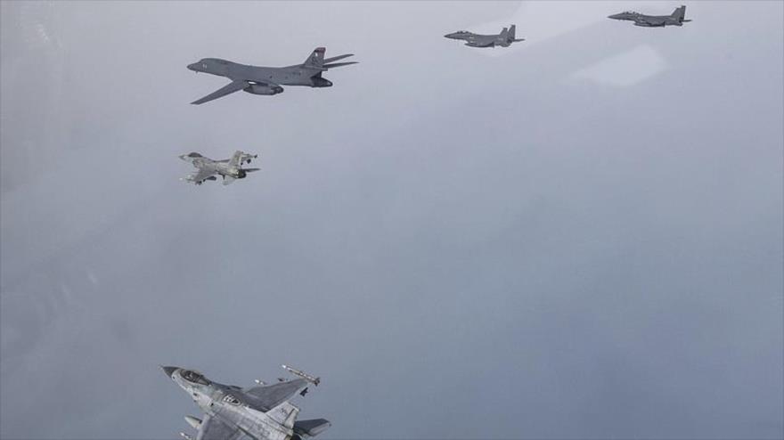 Bombardero B-1B de EE.UU. (centro) vuela junto a los cazas F-15K y KF-16 de Corea del Sur en un simulacro aéreo conjunto, 4 de marzo de 2023. (Foto: AP)