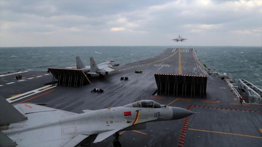 Aviones de combate del Ejército chino, despegando desde un portaviones nacional durante una operación. (Foto: AFP)