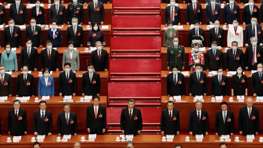 El presidente chino, Xi Jinping (c), y el premier saliente, Li Keqiang (dcha.), en la sesión inaugural del Congreso nacional, 5 de marzo de 2023. (Foto: Reuters)