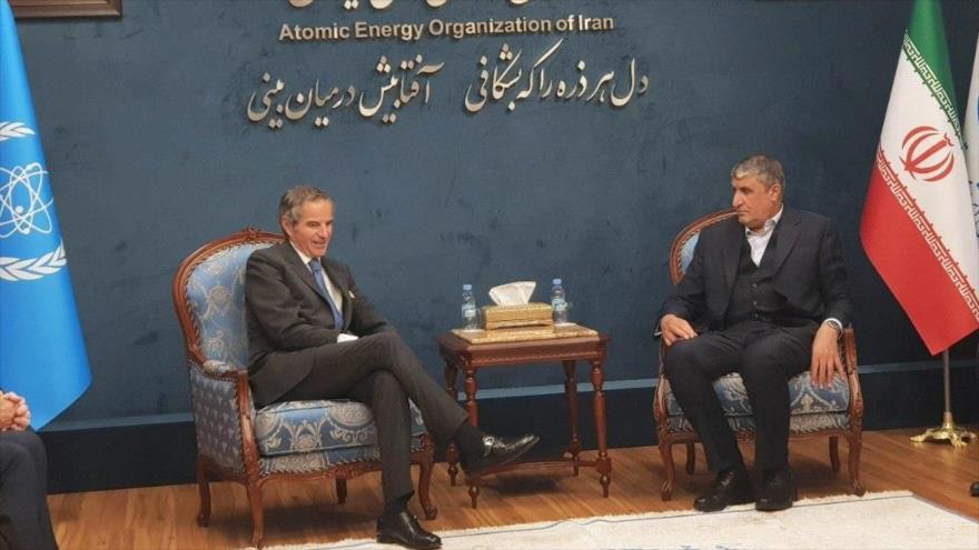 El jefe del organismo nuclear iraní, Mohamad Eslami (dcha.), reunido con el máximo titular de la AIEA, Rafael Grossi, en Teherán, 4 de marzo de 2023. (Foto: Reuters)