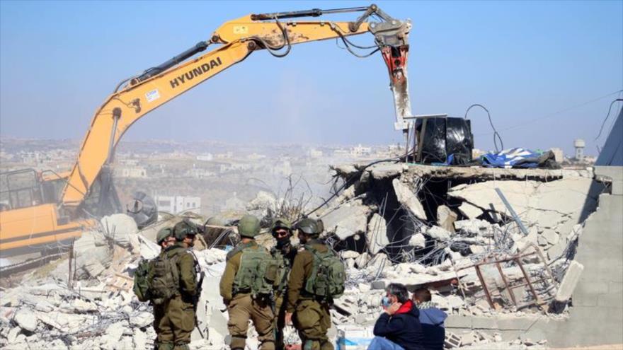 Fuerzas israelíes demuelen una casa palestina, Cisjordania, 29 de diciembre de 2020. (Foto: APA)