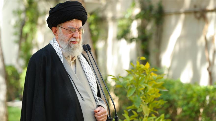 Líder de Irán: envenenamiento de estudiantes es un crimen imperdonable