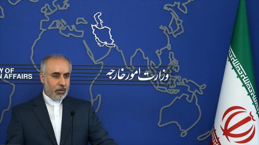 El portavoz de la Cancillería de Irán, Neser Kanani, en una rueda de prensa en Teherán, capital persa. 