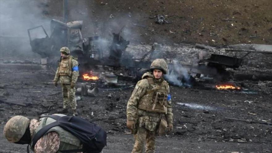 Fuerzas ucranianas recogen proyectiles tras enfrentamientos con tropas rusas en Kiev.