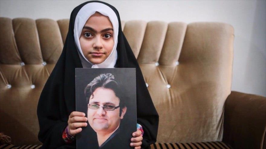 Armita, hija de Dariush Rezaineyad, un científico nuclear iraní asesinado por agentes de Israel el 23 de julio de 2011. 