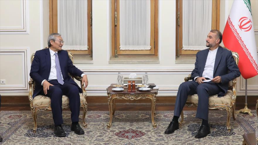 El canciller iraní, Hosein Amir Abdolahian (dcha.), reunido con el titular de la Organización de Shanghái, Zhang Ming, Teherán, 6 de marzo de 2023.