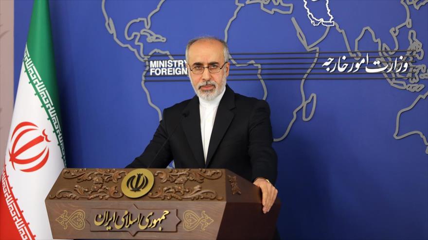 El portavoz de la Cancillería iraní, Naser Kanani, habla con la prensa, Teherán.