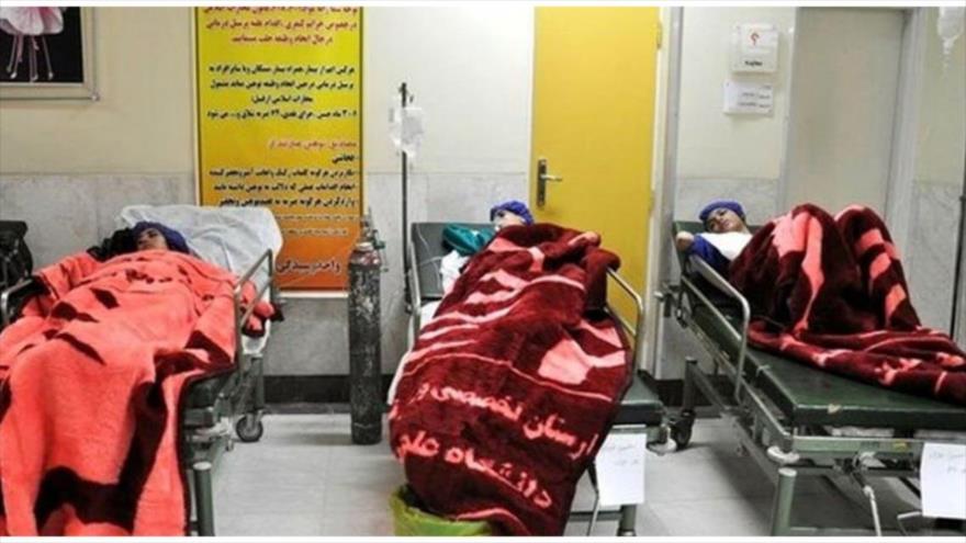 Varias colegiales iraníes presuntamente envenenadas fueron ingresadas al hospital.