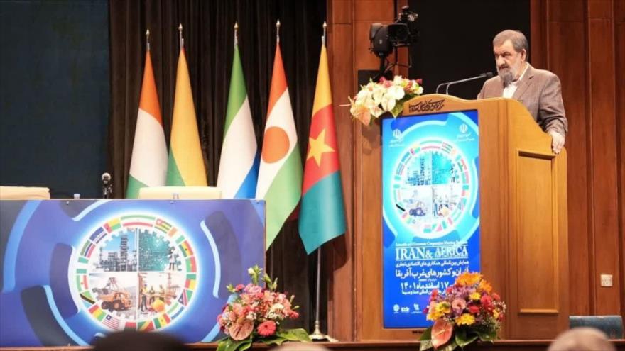El vicepresidente iraní, Mohsen Rezai, interviene en la primera Cumbre de Cooperación Económica entre Irán y los países de África Occidental en Teherán, 6 de marzo de 2023.