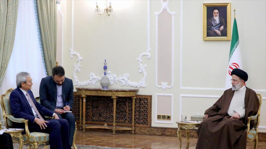 El presidente de Irán, Ebrahim Raisi, (dcha.) se reúne con el secretario general de la OCS en Teherán, 7 de marzo de 2023. (Foto: President.ir)