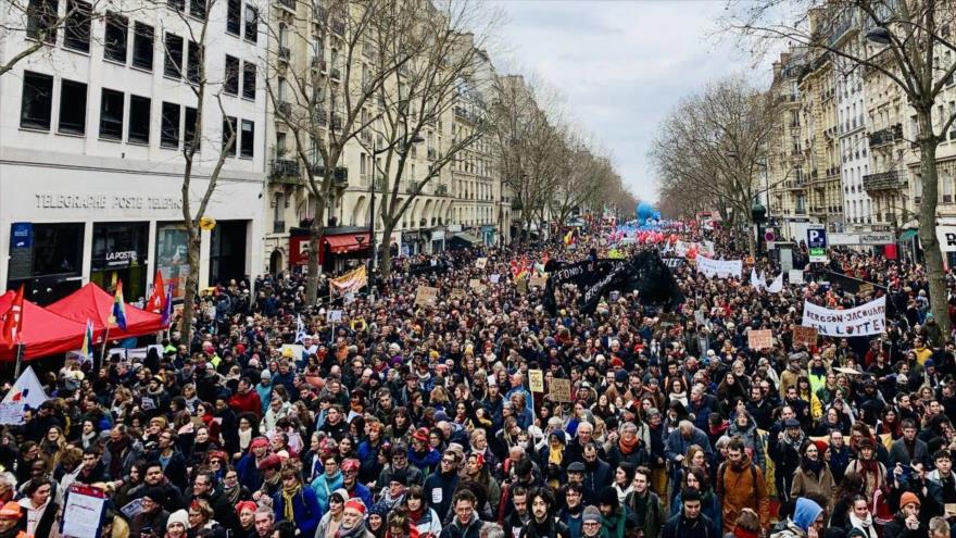 Francia paralizada por marchas; a Macron no le importa un pepino