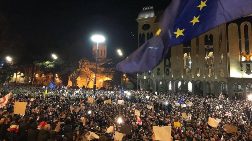 Vídeo: Manifestantes rodean el Parlamento en Georgia