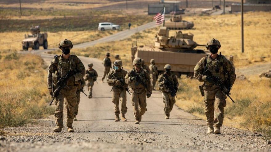 Soldados estadounidenses se dirigen a una instalación de producción de petróleo en Siria, 27 de octubre de 2020.