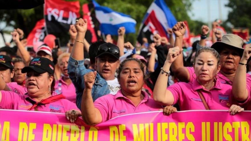 Mujeres partidarias del presidente de Nicaragua, Daniel Ortega, marchan por el Día Internacional de la Mujer en Managua, 8 de marzo de 2023.