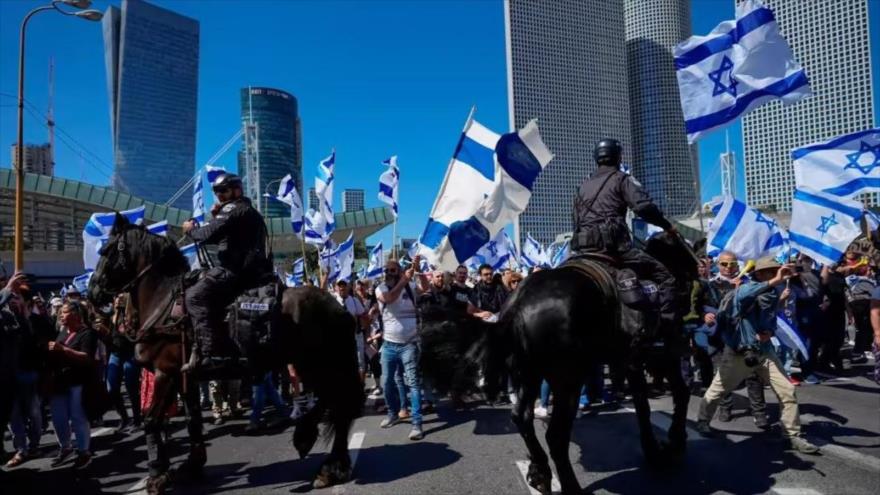 Con gritos de “dictador”, israelíes reciben a Netanyahu; armada se suma