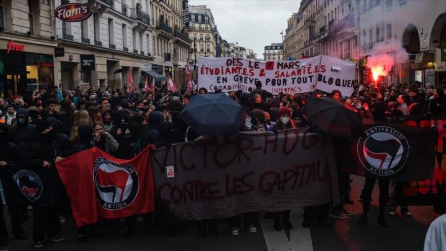 Vídeo: Jóvenes en Francia protestan contra cambios en la jubilación