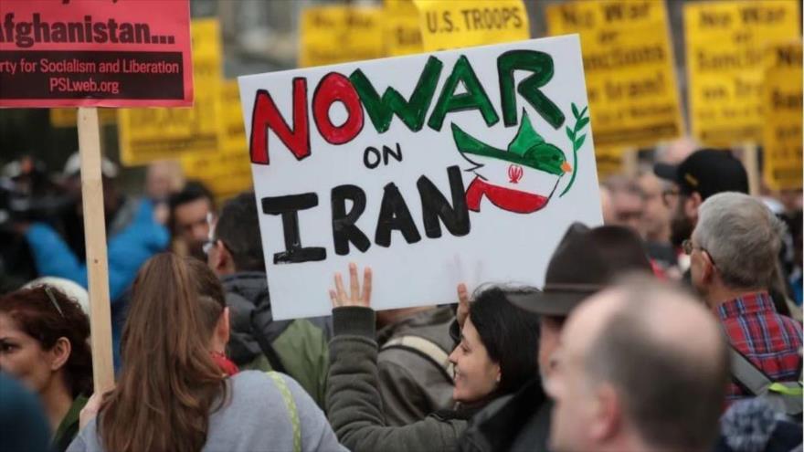 Activistas antiguerra se congregan frente a la Casa Blanca (Washington D.C.), luego del asesinato del comandante iraní, Qasem Soleimani, en un ataque estadounidense en Bagdad, 4 de enero de 2020.