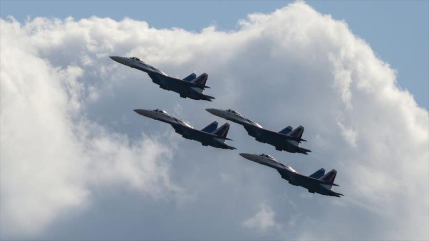 Aviones de combate Su-35S durante una exhibición cerca de Moscú, capital de Rusia, jueves 22 de julio de 2021.