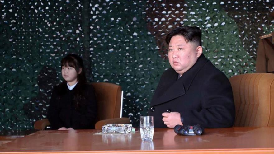 El líder de Corea del Norte, Kim Jong-un, supervisan el disparo de al menos seis misiles de corto alcance.