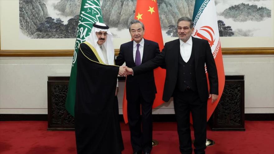El secretario del Consejo Supremo de Seguridad Nacional de Irán, Ali Shamjani (dcha.), su par saudí y el canciller chino, Pekín, 10 de marzo de 2023.

