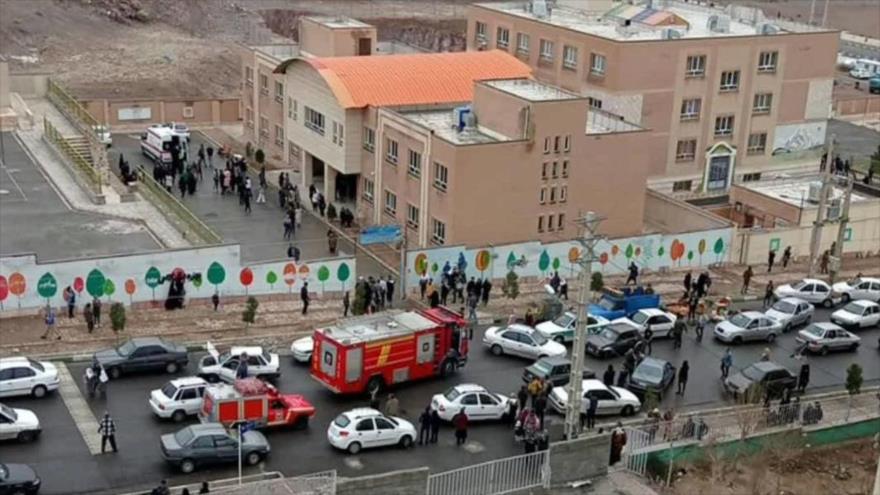 Servicios de rescate y ambulancia han acudido a una escuela en la ciudad de Parand, en la provincia de Teherán, para atender a estudiantes.