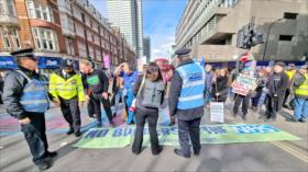 Británicos salen a las calles en respaldo a huelga de médicos