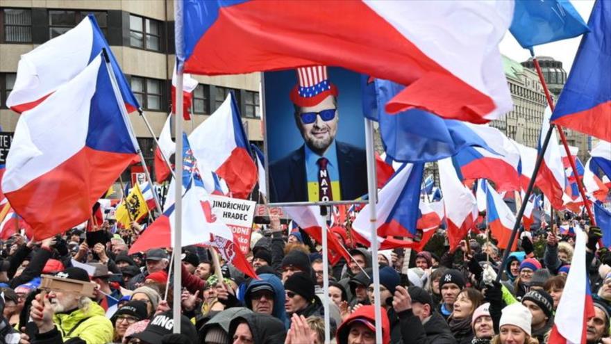 Manifestantes intentan bajar bandera ucraniana de un museo en Praga