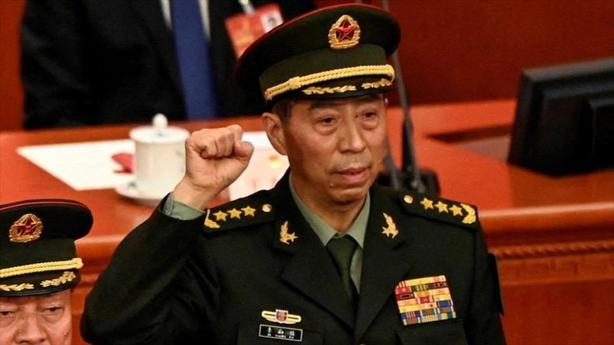 El ministro de Defensa chino, Li Shangfu, presta juramento tras ser elegido en el Gran Salón del Pueblo de Pekín, 12 de marzo de 2023. (Foto: AFP)