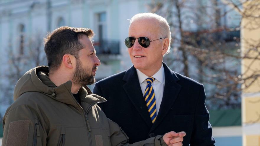 El presidente de EE.UU., Joe Biden (dcha.), y su homólogo ucraniano, Volodímir Zelenski, en Kiev, 20 de febrero de 2023.