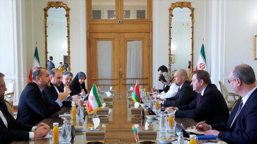 El canciller iraní, Hosein Amir Abdolahian, y su de Bielorrusia, Sergey Alynyk en un encuentro en Teherán, capital persa, 12 de marzo de 2023.