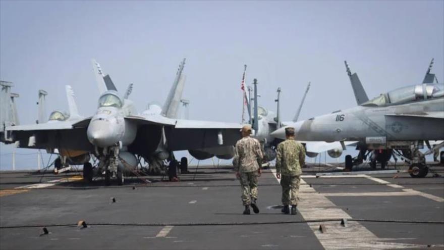 Aviones F-18 en la cubierta de portaviones USS Ronald Reagan, que está atracado en la bahía de Manila, 14 de octubre de 2022.