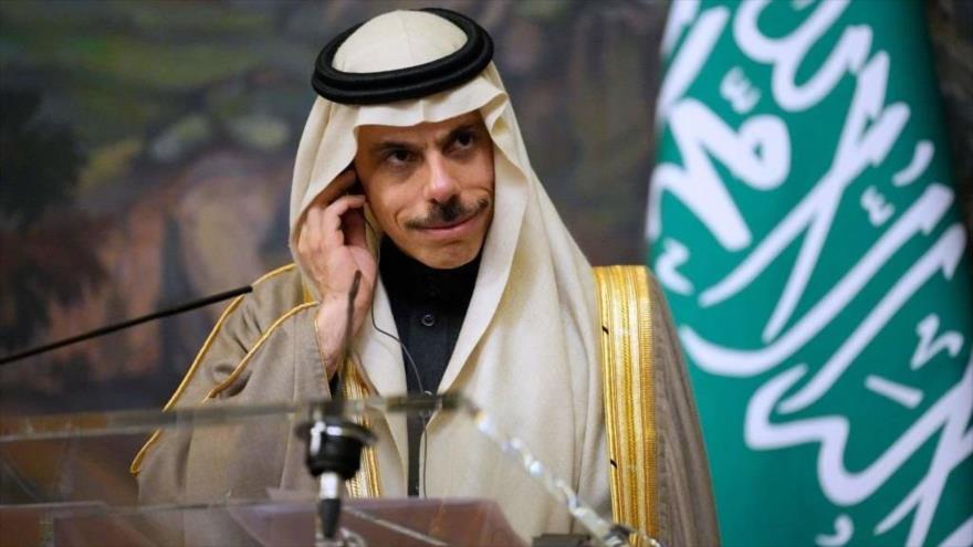 El canciller saudí, el príncipe Faisal bin Farhan Al Saud, habla con la prensa, Moscú, 9 de marzo de 2023. (Foto: AFP)
