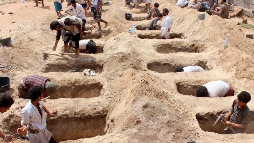 Yemeníes cavan tumbas para niños en la provincia de Saada después de que su autobús escolar fuera alcanzado durante un ataque aéreo de Arabia Saudí.