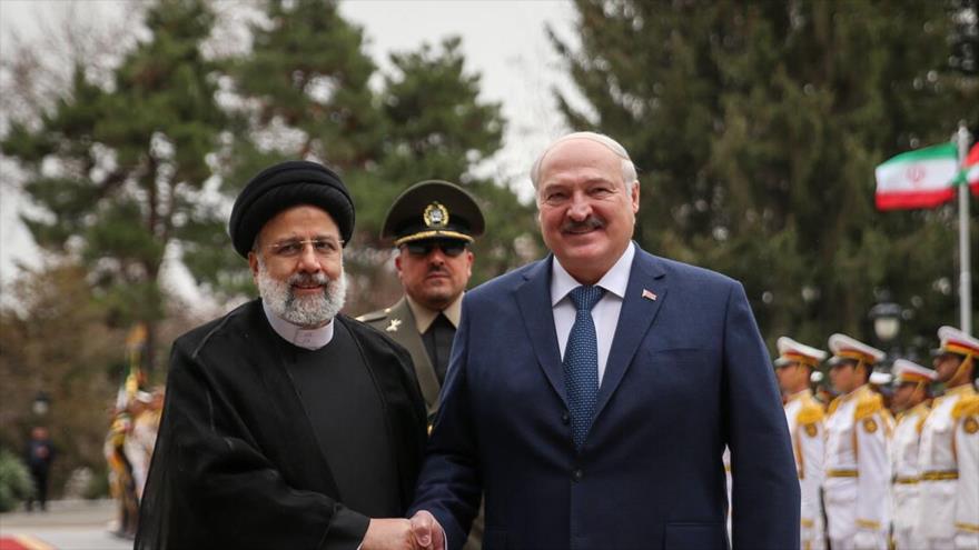 Presidente iraní, Seyed Ebrahim Raisia (izda.), y su par bielorruso, Alexander Lukashenko, Teherán, 13 de marzo de 2023. (Foto: IRNA) 