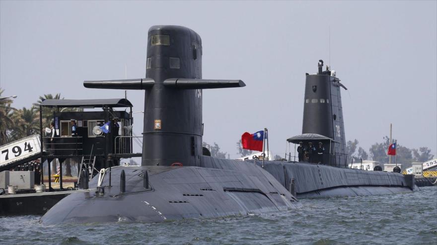 Submarinos taiwaneses SS-794 (frente) y SS-792 (atrás) en la Base Naval Tsoying en Kaohsiung (Taiwán). (Foto: EFE)