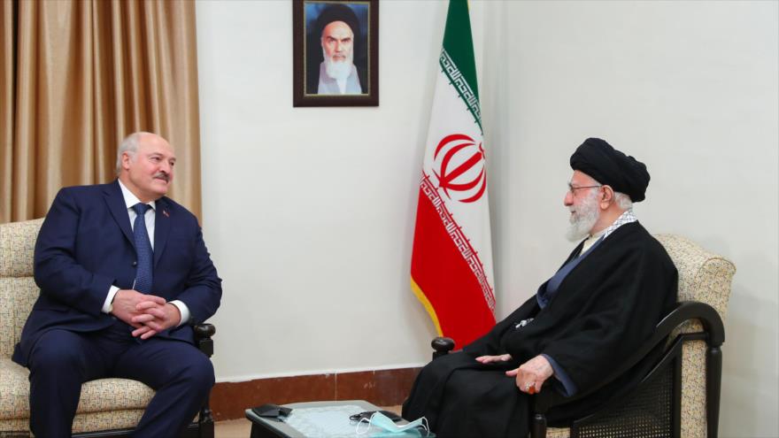 El Líder de la Revolución Islámica de Irán, el ayatolá Seyed Ali Jamenei, y el presidente de Bielorrusia, Alexander Lukashenko, 13 de marzo de 2023.