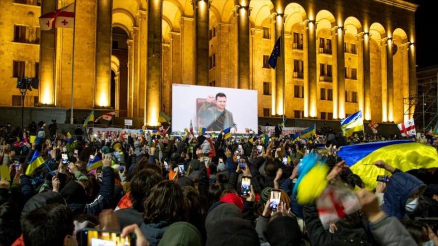 Discurso del presidente ucraniano, Volodimir Zelenski, transmitido en vivo durante una manifestación Tiflis, capital de Georgia, 4 de marzo de 2022.