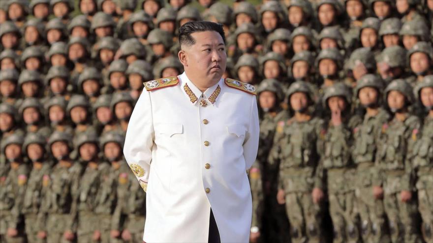El líder norcoreano, Kim Jong-un, observa un desfile militar, 27 de abril de 2022. (Foto: KCNA)