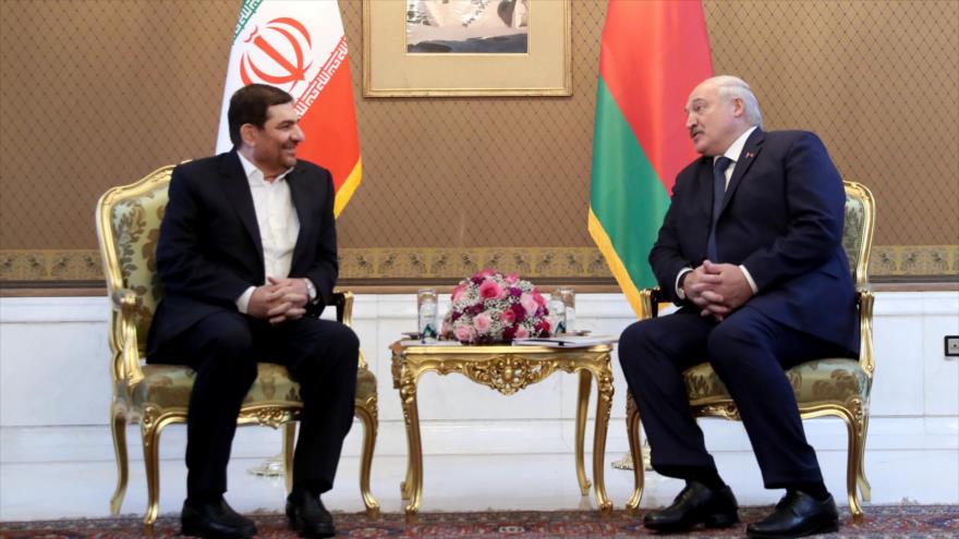 El primer vicepresidente de Irán, Mohamad Mojber (izda.), reunido con el presidente biellorruso, Alexander Lukashenko, en Teherán, 13 de marzo de 2023.